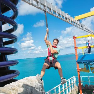 Đu Zipline trải nghiệm hoạt động trên du thuyền 5 sao