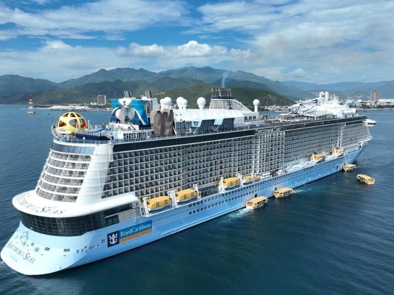 Du thuyền Spectrum of the Seas sang trọng trên biển