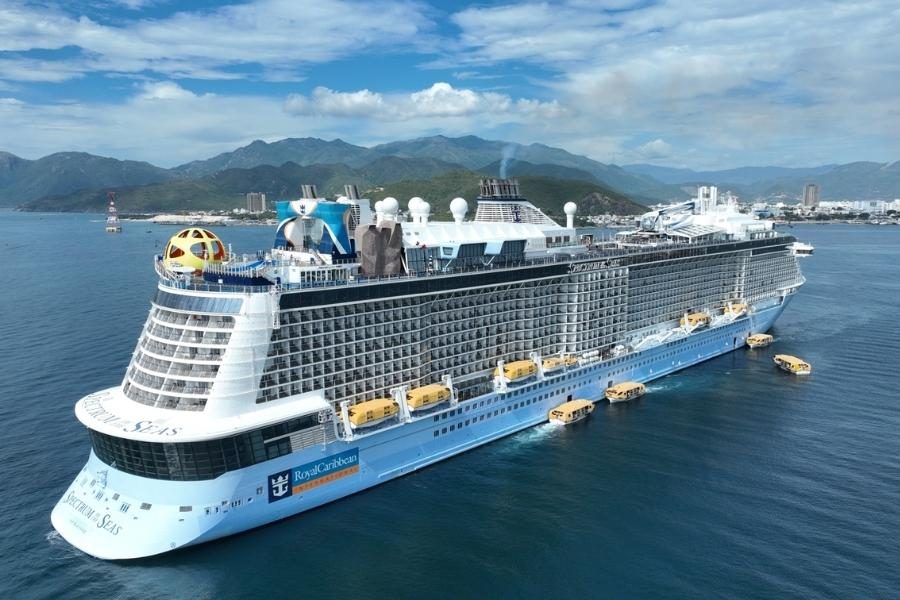 Du thuyền Spectrum of the Seas sang trọng trên biển