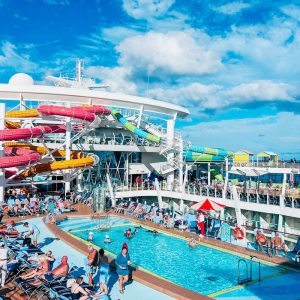 Du thuyền có bể bơi