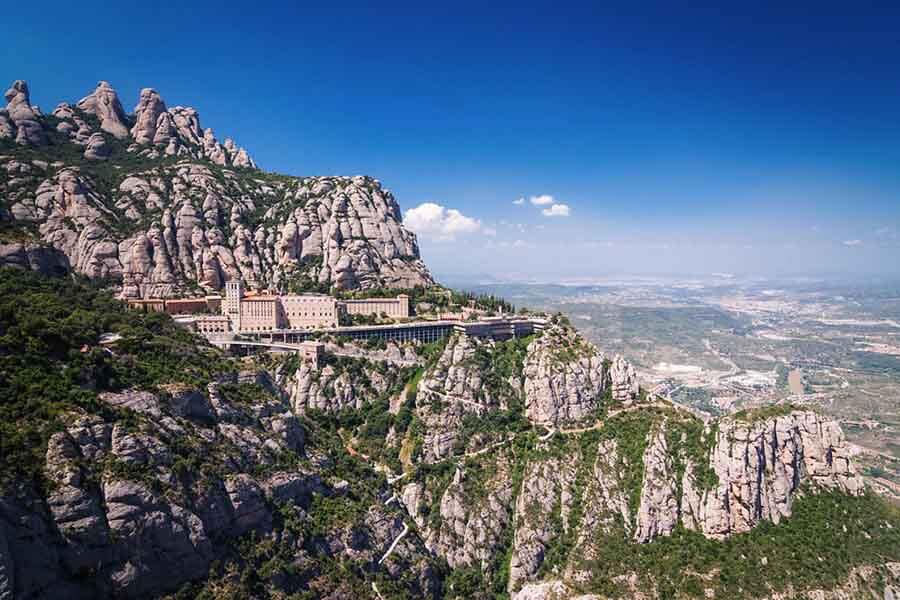 Tham quan dãy núi dãy núi Montserrat trên hải trình du lịch tàu biển
