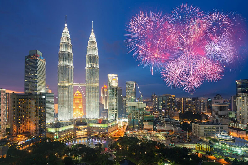 Tháp đôi Petronas biểu tượng Malaysia tour thuyền biển