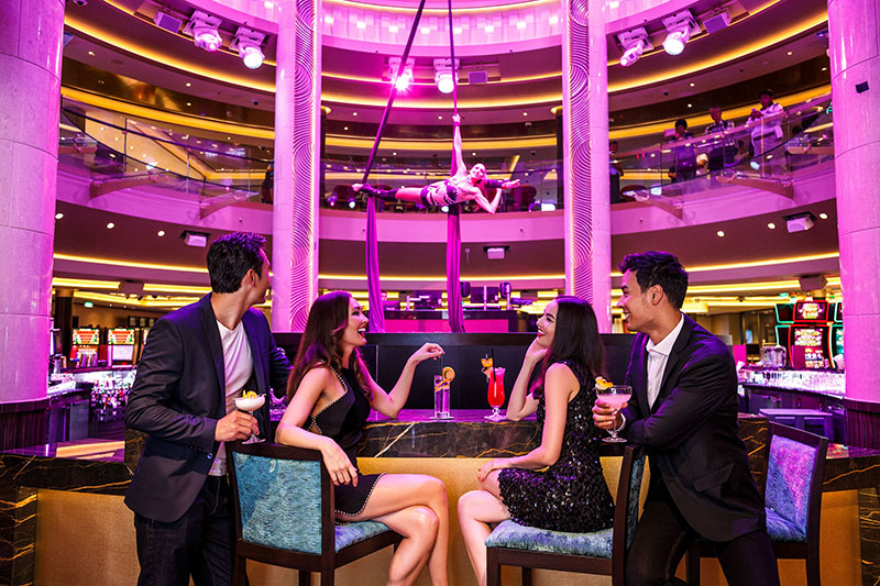 Bar 360 trên du thuyền Genting Dream