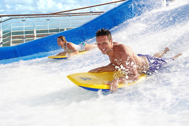 Hoạt động lướt sóng nhân tạo Flow Rider trên tàu biển cao cấp