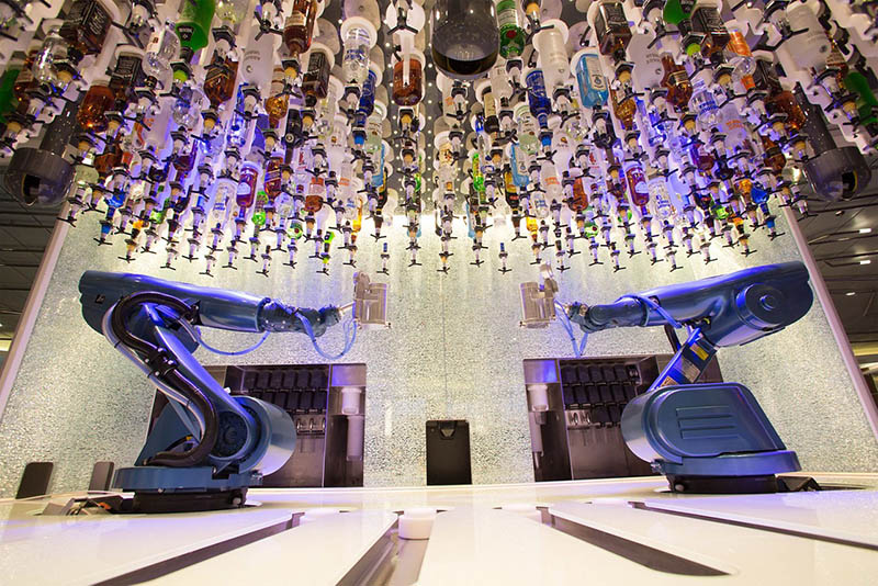 Quầy bar robot Bionic phục vụ trên tàu Quantums of the Seas