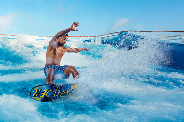 Trải nghiệm hoạt động trượt sóng trên tàu Voyager of the Seas