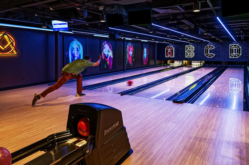 Trải nghiệm ném bowling trên Genting Dream